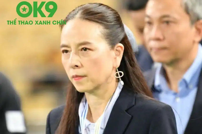 Madam Pang nghẹn ngào sau trận thua Việt Nam ở chung kết SEA Games 2025 (Ảnh: Thairath). Madam Pang nghẹn ngào sau trận thua Việt Nam ở chung kết SEA Games 2025 (Ảnh: Thairath).